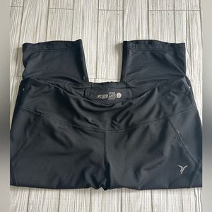 2/$15 Old Navy Active Fitted Capri-Length Leggings XL